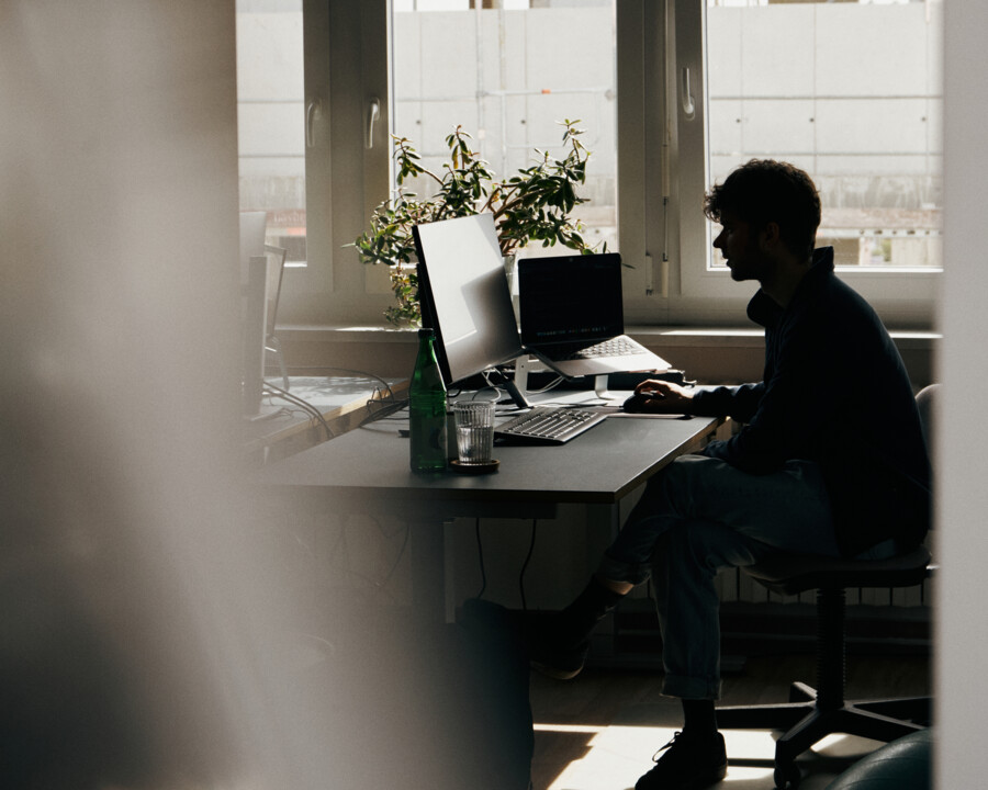 Bild eines Softwareentwicklers an seinem Schreibtisch. 