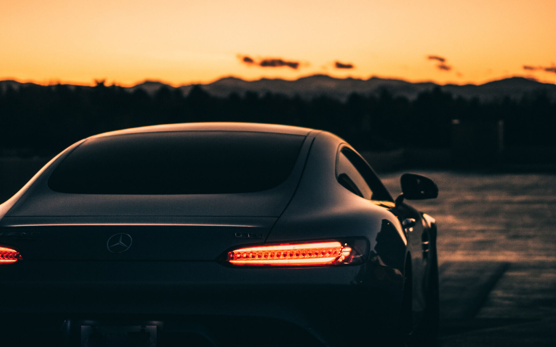 Ein schwarzes Auto im Sonnenuntergang