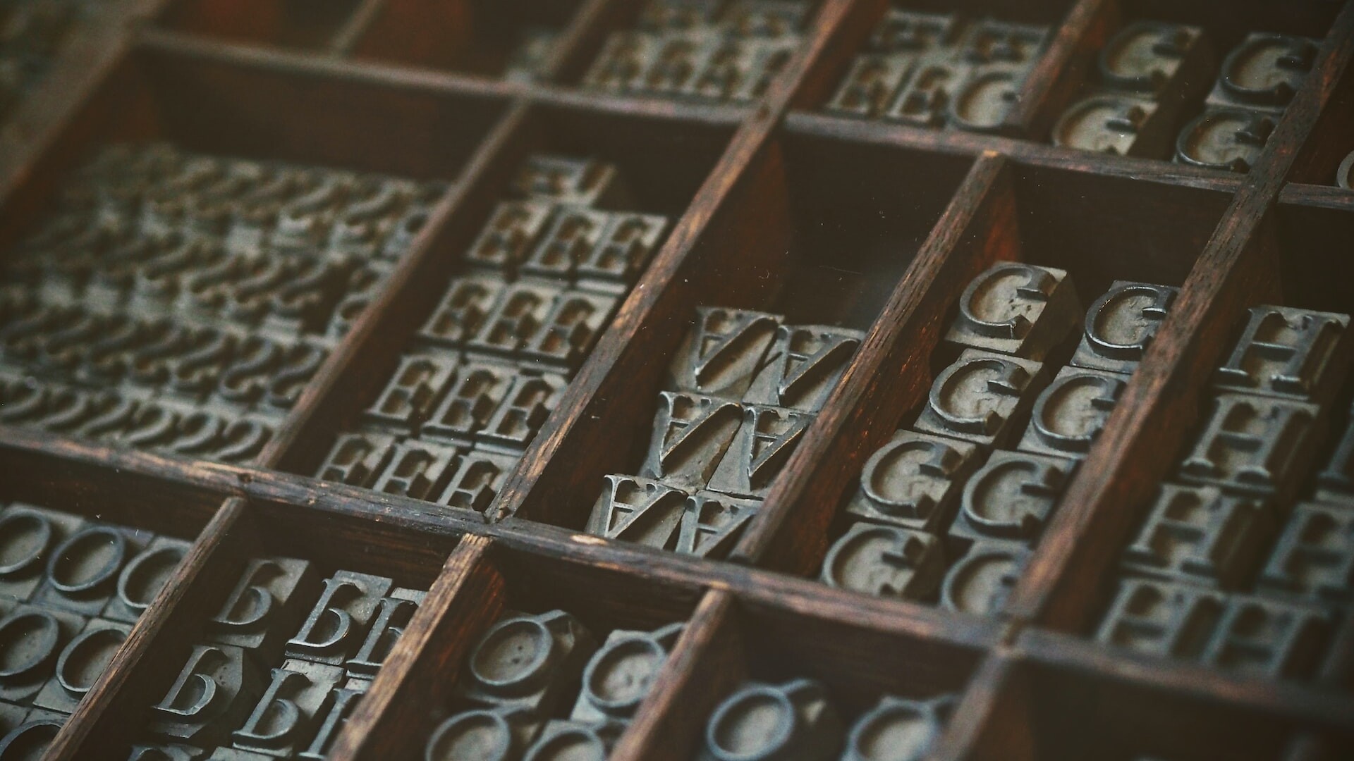 Bild von einzelnen Buchstaben, die zum Drucken verwendet werden. 