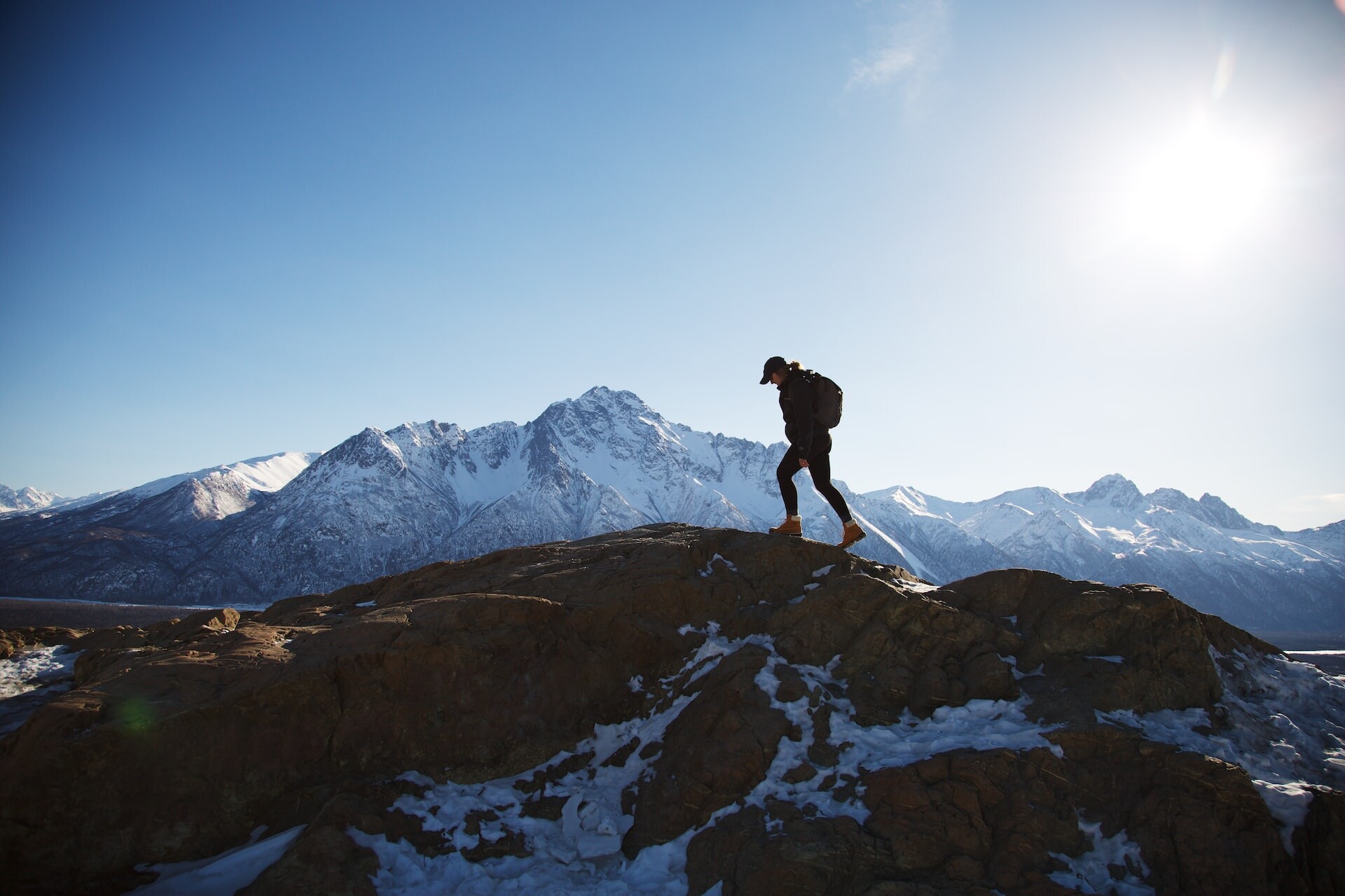 Titelbild: Zu sehen ist ein Wanderer auf einem Bergkamm. 